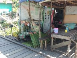 Anggota Satgas TMMD Ke-111 Kodim 1207/ Pontianak Sambangi Pengerajin Atap Daun