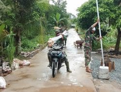 Sebelum Meninggalkan Lokasi TMMD Ke-111 Kodim 1207/Pontianak, Anggota Satgas Distribusikan Tiang Bendera
