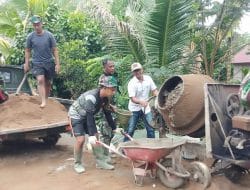 Kades Kuala Mandor B Dengan Semangat Ikut Mengoperasikan Mesin Molen di Lokasi TMMD Ke-111 Kodim 1207/Pontianak