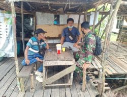 Ngobrol Santai Bersama Warga di Lokasi TMMD Ke-111 Kodim 1207/Pontianak