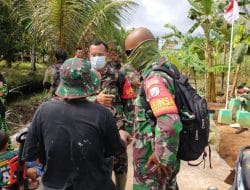 Anggota Satgas TMMD Ke-111 Kodim 1207/Pontianak Bersama Warga Melewati Jalan Yang Sudah Selesai Dibangun