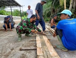 Satgas TMMD Ke-111 Kodim 1207/Pontianak Tandai Jalan Dusun Dengan Bangun Gapura