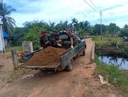 Manfaatkan Mobil Dinas Kodim 1207/Pontianak Untuk Angkut Material Pasir di Lokasi TMMD Ke-111