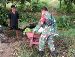 Anggota Satgas TMMD Ke-111 Kodim 1207/Pontianak Rela Membantu Walaupun Hanya Bantuan Yang Kecil