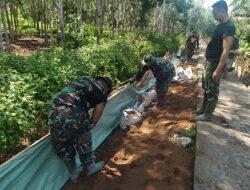 Pemasangan Plastik Cor oleh Anggota Satgas Perkuat Betonisasi Jalan TMMD   