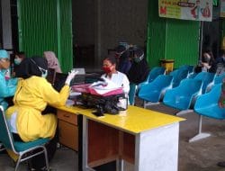 Satgas TMMD Ke -111 Kodim 1207/Pontianak Memantau dan Mendampingi Kegiatan Vaksinasi