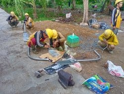 Lampu Penerangan Jalan Mulai Dipasang di Sepanjang Jalan Pembangunan TMMD Ke-111 Kodim 1207/Pontianak