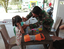 Terapkan Protokol Kesehatan, Satgas TMMD Ajari Anak-Anak Pakai Masker   
