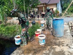 Pemanfaatan Air Sungai Untuk Pembangunan Jalan Oleh Satgas TMMD Ke-111 Kodim 1207/Pontianak   