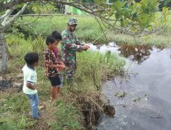 Hiburan Selepas Bekerja, Anggota Satgas TMMD Ke-111 Kodim 1207/Pontianak Mancing Bersama Anak-Anak   