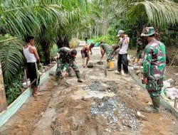 Aduk Semen Secara Manual, Anggota Satgas TMMD Ke-111 Kodim 1207/Pontianka Tetap Semangat