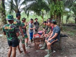 Singkong Rebus dan Kopi Dapat Menghilangkan Capek Anggota Satgas TMMD Ke-111 Kodim 1207/Pontianak