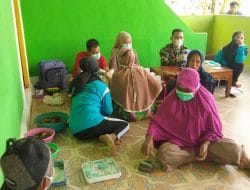 Satgas TMMD Ke-111 Kodim 1207/Pontianak Bersama Puskesmas Setempat Periksa Para Lansia   