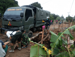 Truk Milik TNI Pengangkut Personil Satgas TMMD Ke-111 Kodim 1207/ Poontianak Terperosok   