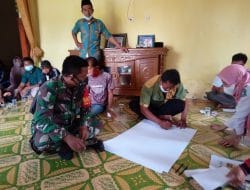 Anggota Satgas TMMD Ke-111 Kodim 1207/Pontianak Bantu Pemetaan Sanitasi Desa Kuala Mandor B