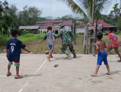 Senangnya Anak-Anak di Desa Kuala Mandor B Bermain Bola Bersama Anggota Satgas TMMD Ke-111 Kodim 1207/Pontianak