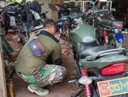 Merawat Kendaraan Roda Dua Milik Satgas TMMD Ke-111 Kodim 1207/Pontianak