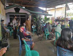 Anggota Satgas TMMD Ke-111 Kodim 1207/Pontianak Pantau Kegiatan Serbuan Vaksinasi di Desa Binaan