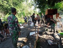 Pastikan Takaran Bahan Sesuai, Danramil Sungai Ambawang Memantau Satgas TMMD Ke-111 Kodim 1207/Pontianak Yang Menuangkan Bahan Kedalam Mesin Molen