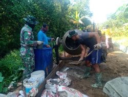 Adukan Material Terus Dibuat Menggunakan Mesin Molen di Lokasi TMMD Ke-111 Kodim 1207/Pontianak