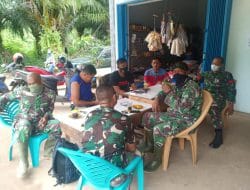 Ngopi Santai Anggota Satgas Bareng Warga Menunggu Material