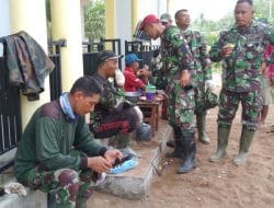 Santai Sejenak, Satgas TMMD Ke-111 Kodim 1207/Pontianak Menikmati Istirahat Siang   