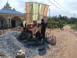 Cuaca Panas Saat Pelaksanaan TMMD Ke-111 Kodim 1207/Pontianak Tidak Menyurutkan Semangat Anggota Satgas dan Masyarakat