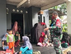 Anggota Kodim 1207/Pontianak Berikan Edukasi Bahaya Covid-19 di Lokasi TMMD Ke-111