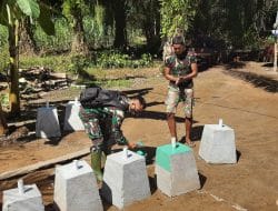 Menyambut HUT Kemerdekaan RI Ke-76, Anggota Satgas TMMD Ke-111 Kodim 1207 Pontianak Pelopori Pembuatan Tapak Tiang Bendera