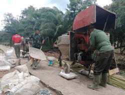 Hujan Tidak Menjadi Penghalang Bagi Anggota Satgas TMMD Kodim 1207/Pontianak Untuk Melaksanakan Tugasnya   