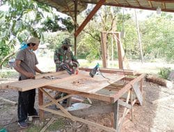 Satgas TMMD Ke-111 Kodim 1207/Pontianak Bantu Warga Membuat Kusen Pintu   