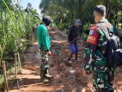 Satgas TMMD Ke-111 Kodim 1207/Pontianak Bersama Warga Atasi Jalan Berlubang dan Berlumpur