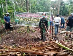 Satgas TMMD Ke-111 Kodim 1207/Pontianak Bersama Warga Bersihkan Tanah Wakaf