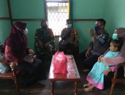 Pendekatan Satgas TMMD Ke-111 Kodim 1207/Pontianak Kepada Warga Yang Mengalami Trauma   