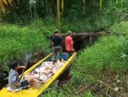 Gunakan Fasilitas Yang Ada, Satgas TMMD Ke-111 Kodim 1207/Pontianak Angkut Batu Koral Dengan Sampan