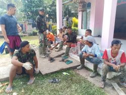 Waktu Istirahat Kapten Kav Edi Darmadi Gunakan Untuk Bertukar Pikiran dan Berikan Motivasi  Serta  Semangat Kepada Anggota Satgas TMMD Ke-111 Kodim 1207/Pontianak dan Warga   