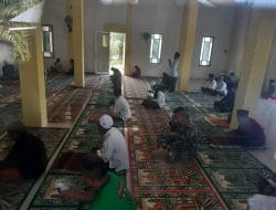 Satgas TMMD Ke-111 Kodim 1207/Pontianak Laksanakan Sholat Jumat Bersama Warga Setempat