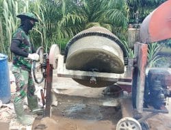 Selain Pemegang Roskam/Raskam Kayu, Anggota Satgas TMMD Ke-111 Kodim 1207/Pontianak Ini Juga Pintar Memainkan Mesin Molen   