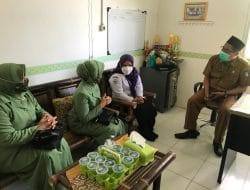 Kunjungan Ketua Persit KCK Cabang LI Kodim 1207/Pontianak di Lokasi TMMD Ke-111