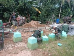 Persiapan Menyambut HUT Kemerdekaan RI Ke-76, Satgas TMMD Ke-111 Kodim 1207/Pontianak Mulai Mengecat Tatakan Tiang Bendera