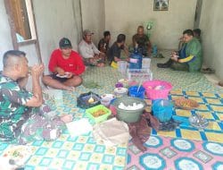Lahapnya Anggota Satgas TMMD Ke-111 Kodim 1207/Pontianak Santap Makan Siang Bersama Warga