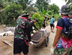 Mengisi Waktu Luang, Satgas TMMD Ke-111 Kodim 1207/Pontianak Buat Tatakan Tiang Bendera