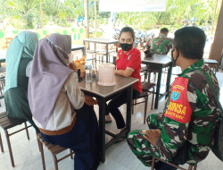 Satgas TMMD Ke-111 Komsos Dengan Perawat Puskesmas   