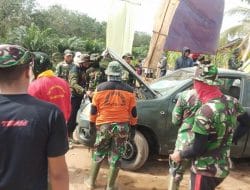 Semangat Korsa Yang Tinggi, Satgas TMMD Ke-111 Kodim 1207/Pontianak Dorong Mobil