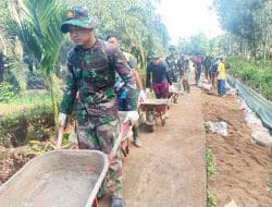 Arco Mengantri Adukan Semen di Lokasi TMMD Ke-111 Kodim 1207/Pontianak