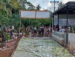 Tahap Akhir Penyelesaian Pembangunan Jalan, Satgas TMMD Ke 111-Kodim 1207/Pontianak Bekerja Lebih Ekstra