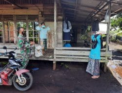 Berikan Wawasan Bahaya Covid-19, Satgas TMMD Ke-111 Kodim 1207/Pontianak Bagikan Masker   