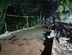 Tak Pandang Waktu dan Cuaca Serka Matares Temani Warga Dusun Lanjutkan Pengerjaan TMMD Reguler Ke-111 Kodim 1207/Pontianak   