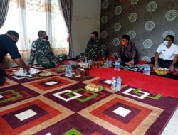 Menjelang Makan Siang Dansatgas TMMD 111 Kodim 1207/Pontianak Sambut Tim Wasev TMMD Di Rumah Tokoh Masyarakat   