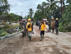 Satgas TMMD Ke-111 Kodim 1207/Pontianak Dampingi Tim Dari PLN Untuk Memasang Lampu Penerangan Jalan